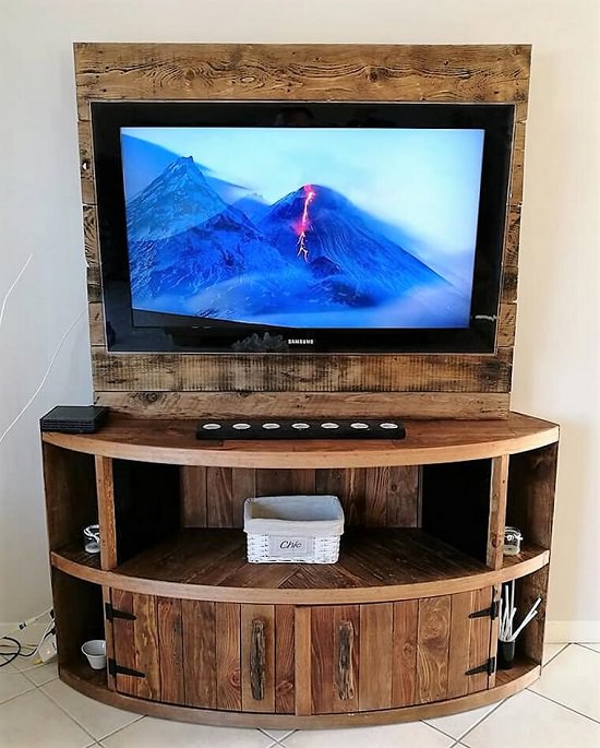 Curved Pallet TV Stand