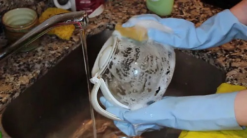 How to Clean a Coffee Pot With Salt3