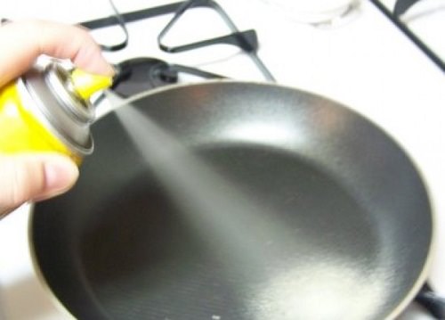 Clean a Non-Stick Pan With Salt3