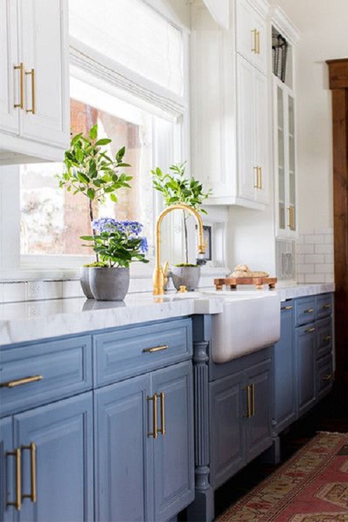 Chic White and Blue Cabinets Idea