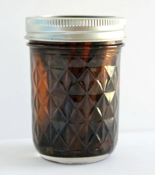Homemade Vanilla Extract in Mason Jar