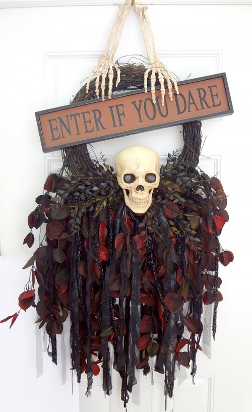 DIY Creepy Skull Wreath