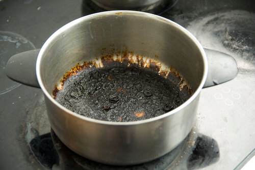 Life Hacks to Clean Burnt Pots and Pans 1