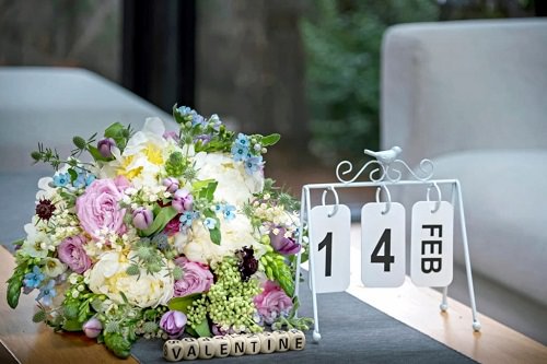 Outdoor Valentines Day Table Decor With Flowers