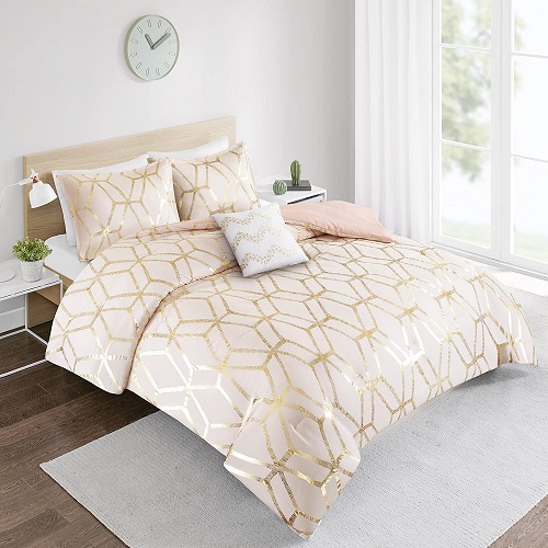 Captivating Geometric Metallic Gold Printed Comforter