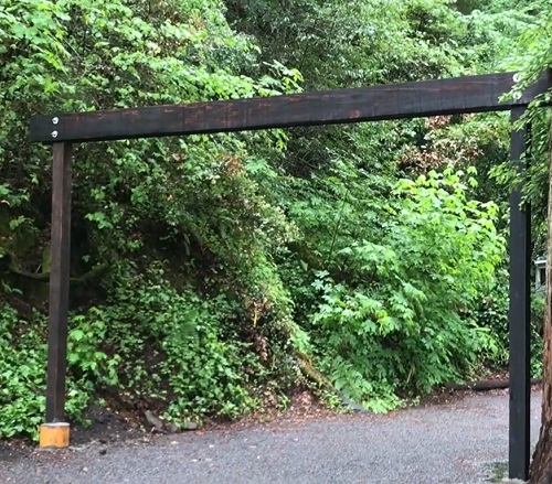 Rustic Driveway Gates with Cross Beam