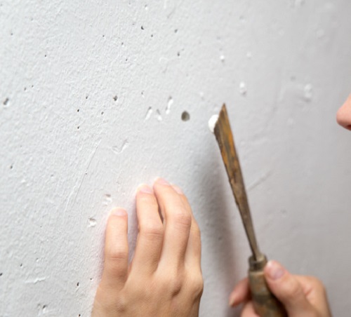 Repairs Small Holes in Walls