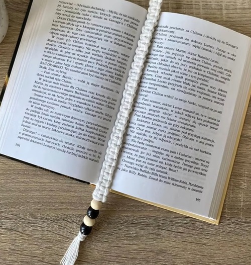 HOW TO DIY MACRAME BOOKMARK FOR BEGINNERS