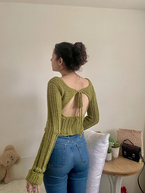 keyhole back raglan sweater