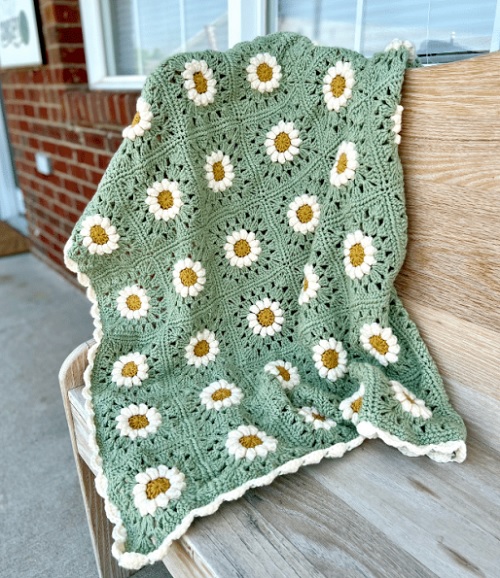 Crochet Daisy Granny Square Blanket- Free Crochet Pattern