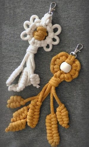 9 Macrame Flower Keychain Free Patterns - Hello Lidy