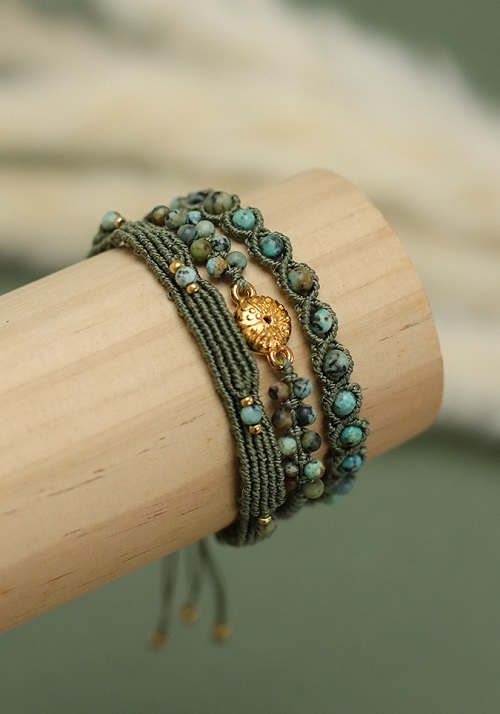 Bracelet in micro-macramé and natural stones