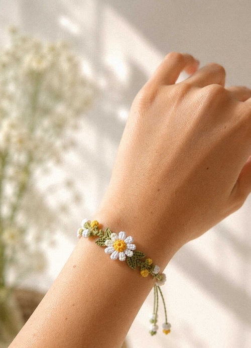 Free Daisy Flower Bracelet Crochet Pattern