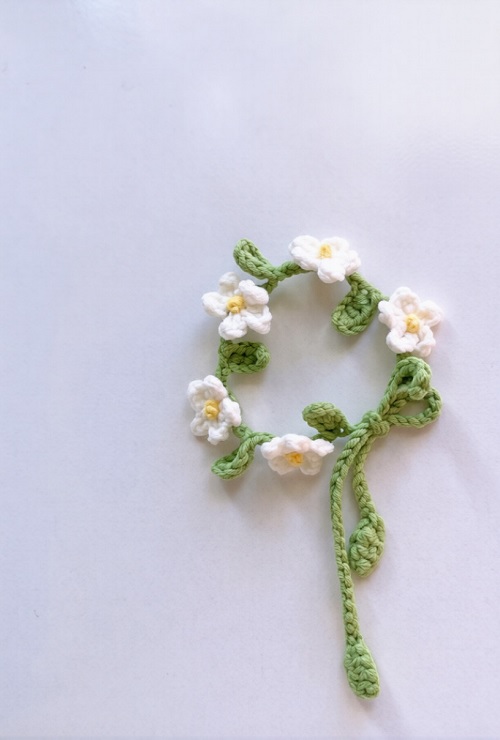 Crochet daisy bracelet