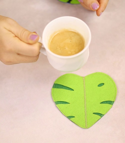 felt-monstera-leaf-coaster